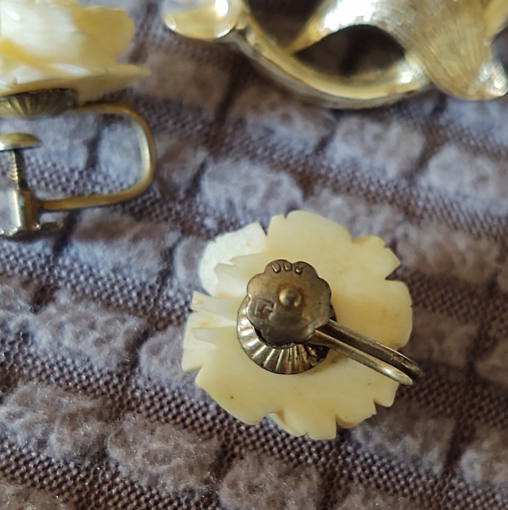 White ROSE Lisner Vintage Signed Demi Parure Gold Earrings Broach Pin - Picture 2 of 13